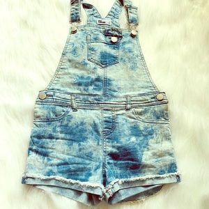 Girls Light blue tie die overall shorts size 6